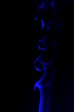 siyah bir arka plan üzerinde renkli duman