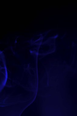 siyah bir arka plan üzerinde renkli duman