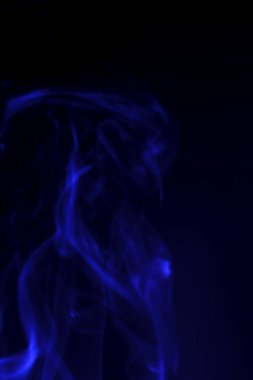 siyah bir arka plan üzerinde renkli duman