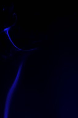 siyah bir arka plan üzerinde renkli duman