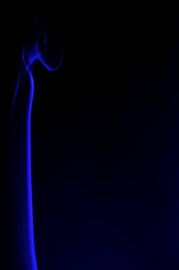 siyah bir arka plan üzerinde renkli duman