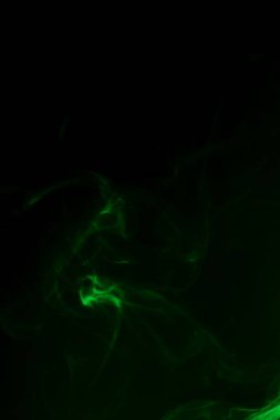 siyah bir arka plan üzerinde renkli duman