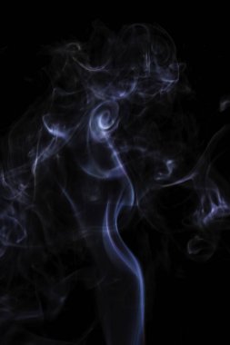 siyah bir arka plan üzerinde renkli duman