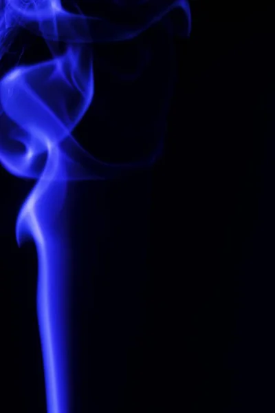 Färgad rök på en svart bakgrund — Stockfoto