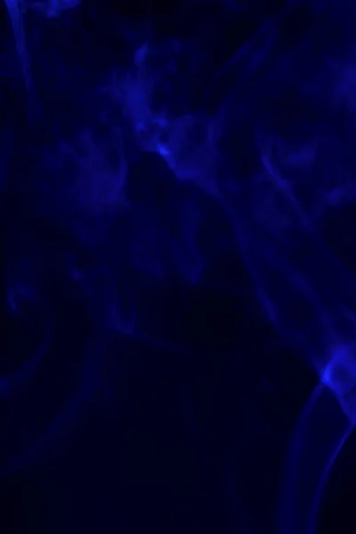 siyah bir arka plan üzerinde renkli duman