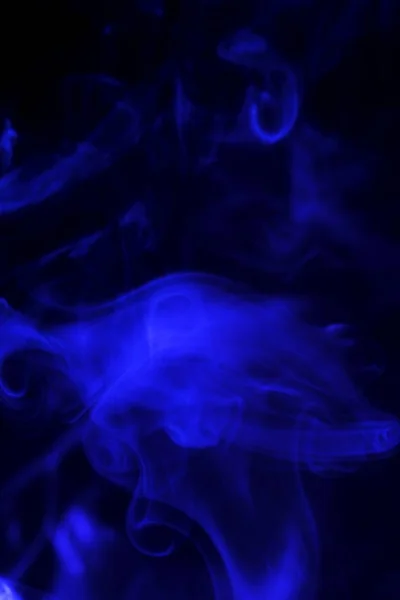 Farbiger Rauch auf schwarzem Hintergrund — Stockfoto