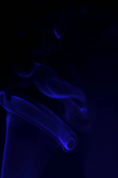 검은 배경에 색된 연기 — 스톡 사진