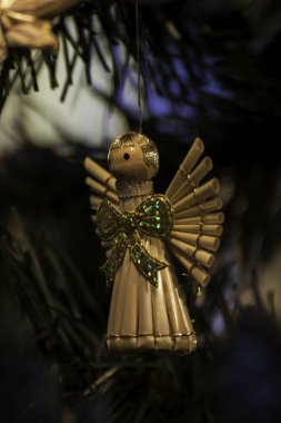 güzel süsleri saman bir Noel ağacı üzerinde