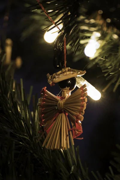 Hermosos adornos hechos de paja en un árbol de Navidad —  Fotos de Stock
