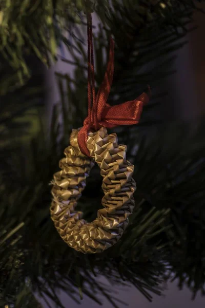 Hermosos adornos hechos de paja en un árbol de Navidad —  Fotos de Stock