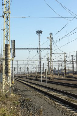 Demiryolları ve tren istasyonunda elektrik pilonlar