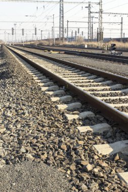 Demiryolları ve tren istasyonunda elektrik pilonlar