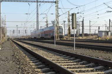 Demiryolları ve tren istasyonunda elektrik pilonlar