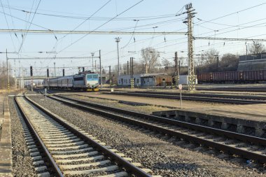 Demiryolları ve tren istasyonunda elektrik pilonlar