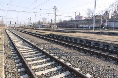 Demiryolları ve tren istasyonunda elektrik pilonlar