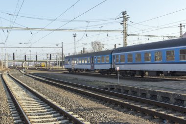 Demiryolları ve tren istasyonunda elektrik pilonlar