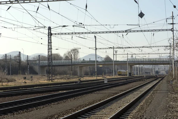 Demiryolları ve tren istasyonunda elektrik pilonlar — Stok fotoğraf