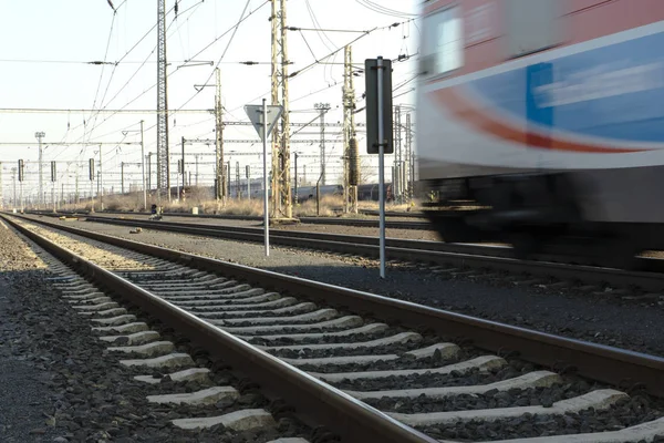 Spoorwegen en elektrische pylonen op het SNCF-station — Stockfoto