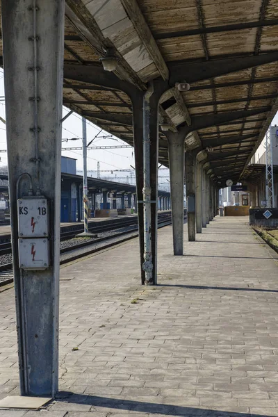 Eisenbahnen und Strommasten am Bahnhof — Stockfoto