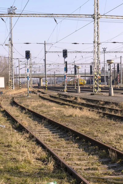 Ferrovias e postes elétricos na estação ferroviária — Fotografia de Stock
