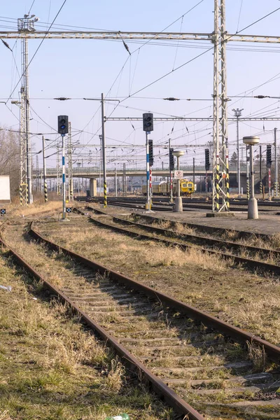 Koleje i jarzeniowe na stacji kolejowej — Zdjęcie stockowe