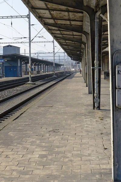 Eisenbahnen und Strommasten am Bahnhof — Stockfoto