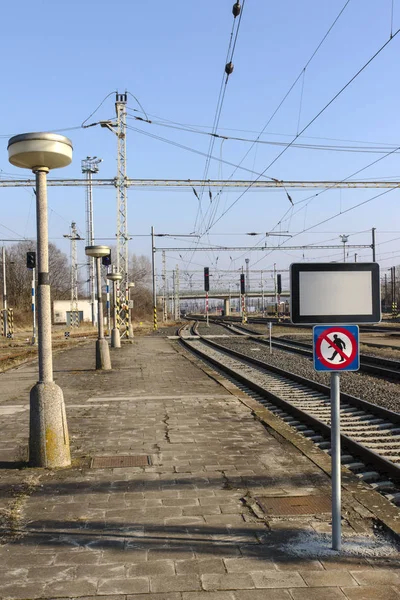 Koleje i jarzeniowe na stacji kolejowej — Zdjęcie stockowe