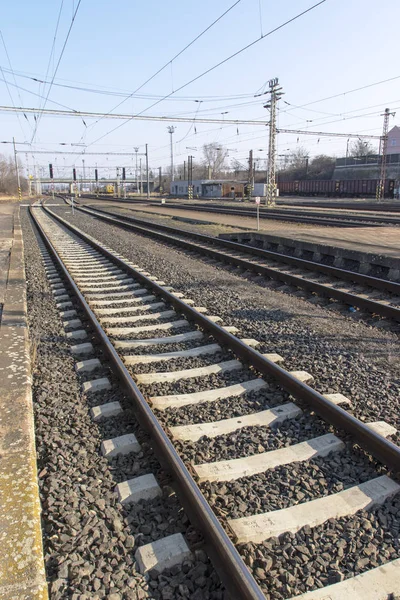 Ferrovias e postes elétricos na estação ferroviária — Fotografia de Stock