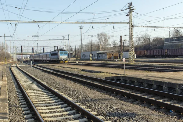 Ferrocarriles y torres eléctricas en la estación de tren — Foto de Stock