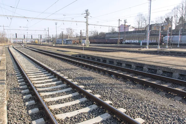 Demiryolları ve tren istasyonunda elektrik pilonlar — Stok fotoğraf