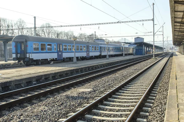 Ferrocarriles y torres eléctricas en la estación de tren — Foto de Stock