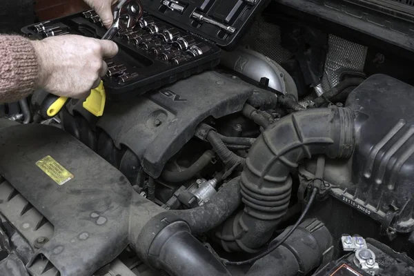 Le mécanicien de voiture fixe le moteur de la voiture par des outils — Photo