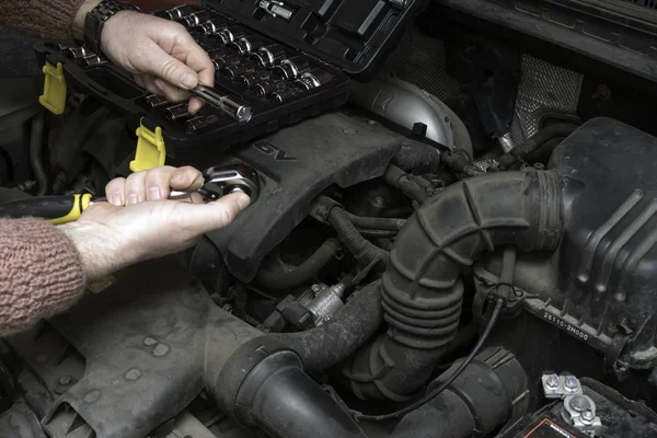 Le mécanicien de voiture fixe le moteur de la voiture par des outils — Photo