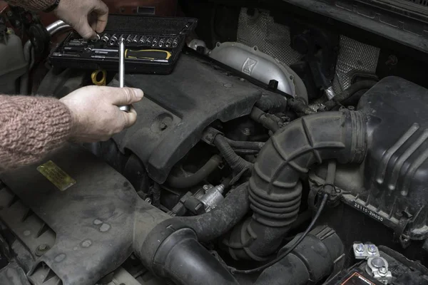 Mecánico del coche corrige el motor del coche — Foto de Stock