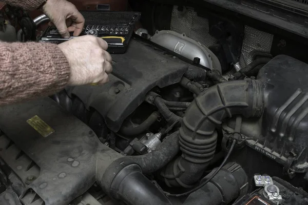 Car mechanic fixes the car engine — Stock Photo, Image