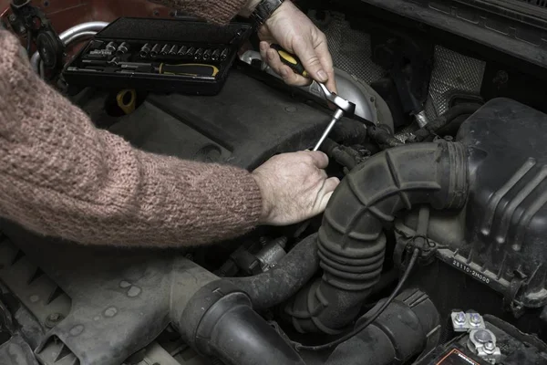 Mecánico del coche corrige el motor del coche — Foto de Stock
