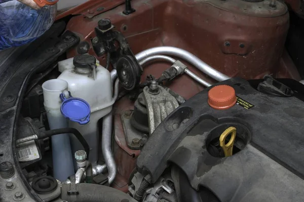 Mecánico del coche corrige el motor del coche —  Fotos de Stock