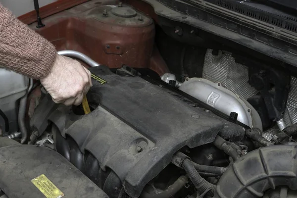 Mécanicien de voiture fixe le moteur de voiture — Photo