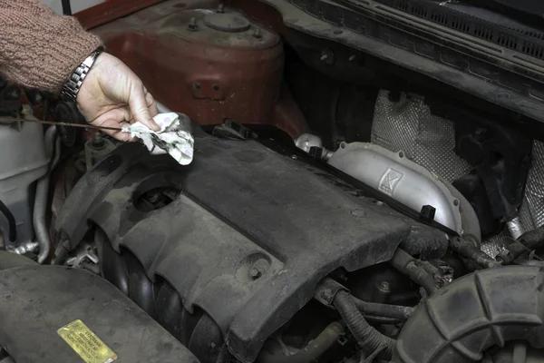 Mecánico del coche corrige el motor del coche — Foto de Stock