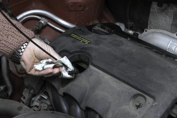 Mecánico del coche corrige el motor del coche — Foto de Stock