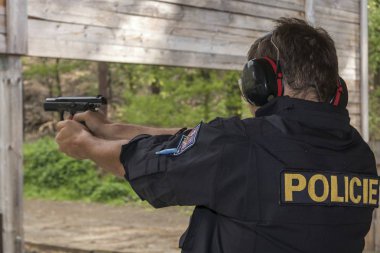 Hedefe ateş çekim polis memuru