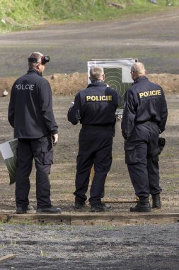 Hedefe ateş çekim polis memuru