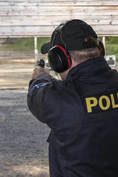 Polizisten schießen aus Waffe auf Zielscheibe — Stockfoto