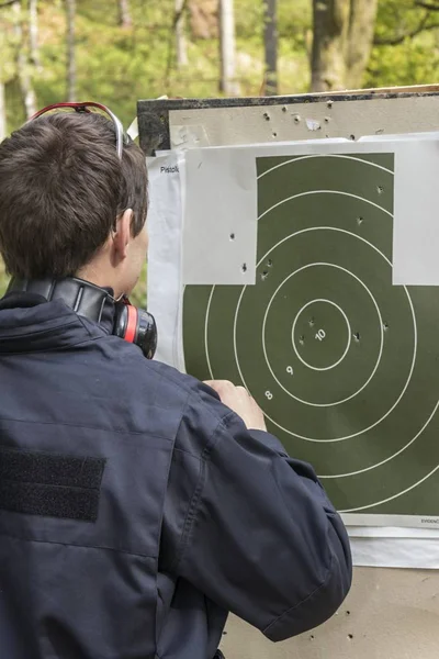 Tir Les policiers tirent du pistolet à la cible — Photo