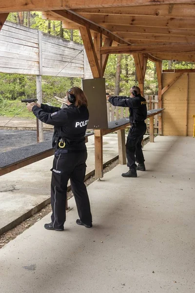 Polizisten schießen aus Waffe auf Zielscheibe — Stockfoto