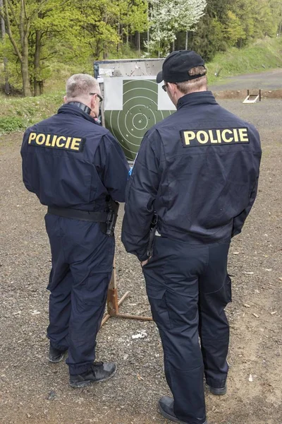 Стрельба полицейских стрелять из пистолета в цель — стоковое фото