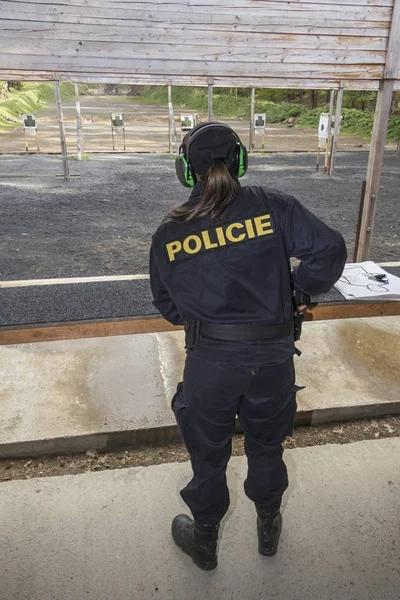 Polizisten schießen aus Waffe auf Zielscheibe — Stockfoto