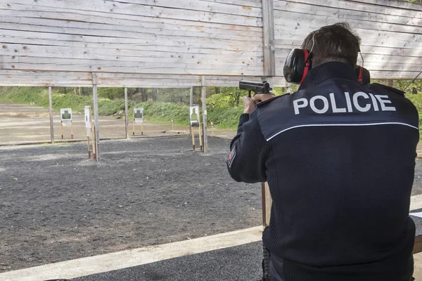 Schieten politieagenten schieten uit het pistool naar doel — Stockfoto