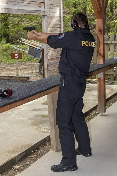 Γυρίσματα αστυνομικοί πυροβολούν από πυροβόλο όπλο στο στόχο — Φωτογραφία Αρχείου