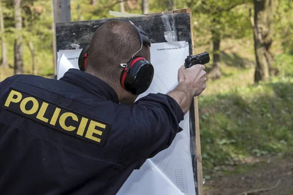 Polizisten schießen aus Waffe auf Zielscheibe — Stockfoto